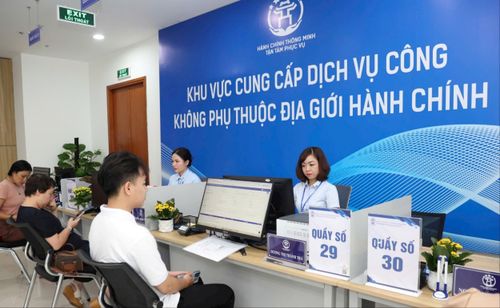 Người dân làm thủ tục hành chính tại Trung tâm Dịch vụ hành chính công số 01, thành phố Hà Nội. Ảnh: Thanh Hải