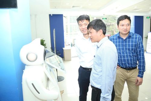 Robot Ai hướng dẫn người dân tại Trung tâm dịch vụ hành chính công thành phố Hà Nội. Ảnh: Phạm Hùng