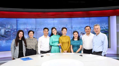 Các khách mời và ekip thực hiện Chương trình tại trường quay S1 của Cơ quan Báo và Phát thanh, Truyền hình Hà Nội. Ảnh: Thanh Hải