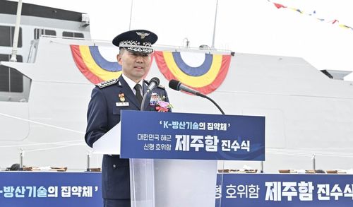 Chủ tịch Hội đồng Tham mưu trưởng Liên quân Hàn Quốc, Tướng Jin Yong-sung, phát biểu tại lễ hạ thủy tàu hộ vệ ROKS Jeju ở huyện Goseong, cách Seoul khoảng 350 km về phía Nam. Ảnh: Yonhap