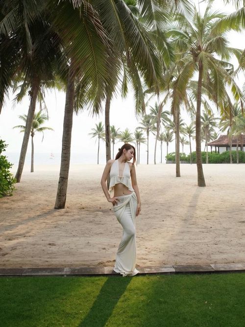 Nhờ đó, Chi Pu duy trì được vóc dáng săn chắc và ngày càng quyến rũ.