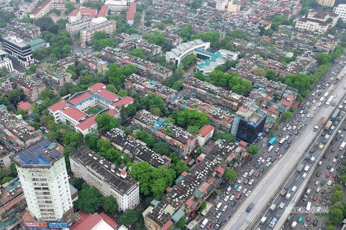 Nhìn từ trên cao, nhiều dãy tập thể cũ ở Thanh Xuân Bắc phủ kín téc nước trên mái.