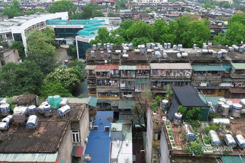 Nhiều bồn nước được bố trí dày đặc trên nóc các dãy nhà đã qua nhiều thập kỷ sử dụng.