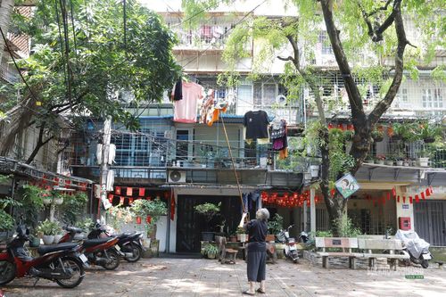 Người dân vẫn sinh hoạt thường ngày trong không gian tập thể đã xuống cấp.