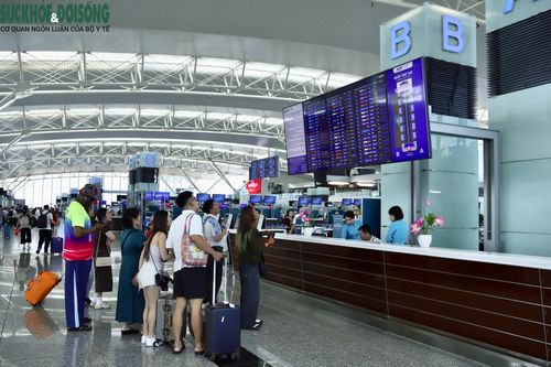 Hành khách theo dõi thông tin chuyến bay, giờ bay tại các bảng điện tử trong nhà ga.