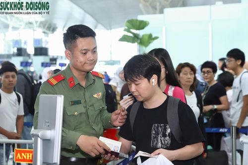 Trong dịp cao điểm nghỉ lễ 30/4 - 1/5, lực lượng an ninh cũng được tăng cường, tần suất kiểm tra cao hơn nhằm đảm bảo tuyệt đối an toàn hàng không.