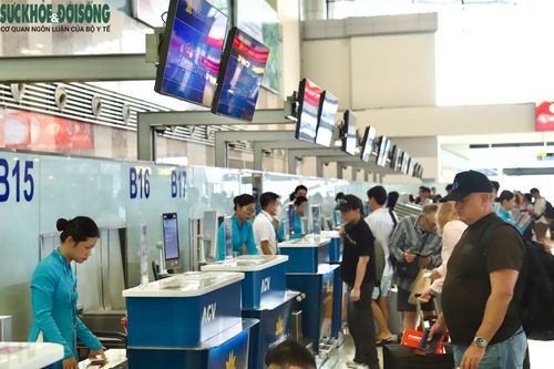 Khu vực làm thủ tục liên tục có người xếp hàng, các dây chuyền hoạt động hết công suất.
