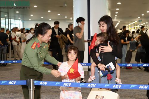 Ưu tiên hỗ trợ làm thủ tục xuất cảnh cho hành khách có trẻ nhỏ.
