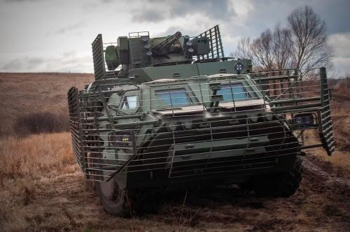 Trang Defense Express nhận xét, nhìn chung xe bọc thép chở quân của Việt Nam rất giống với BTR-4 - cùng một mẫu xe đang cố gắng chuyển đổi từ thiết kế kiểu Liên Xô sang thiết kế hiện đại của phương Tây.