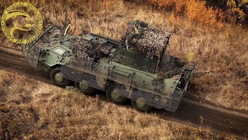 Tuy nhiên không giống như thiết giáp của Ukraine, khi động cơ được đặt hoàn toàn ở phía trước, và chỉ huy ngồi trong tháp pháo. Vì vậy rõ ràng đây không phải một bản sao, mà là sản phẩm được tạo ra dựa trên ý tưởng tương tự.