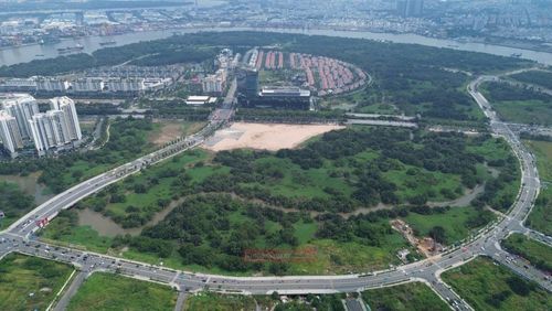 Song song đó, các khu đô thị mới như Thủ Thiêm và các khu vực phát triển phía Đông thành phố đang phát triển hạ tầng mạnh mẽ. Nơi đây theo kế hoạch sẽ có khu Trung tâm hành chính mới vào năm 2028, với tuyến Metro Bến thành – Thủ Thiêm dự kiến hoàn thành vào năm 2030, sẽ trở thành một trung tâm tài chính – thương mại mới, chia sẻ áp lực với khu trung tâm hiện hữu.
