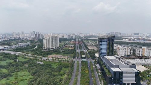 Các trục giao thông lớn như Võ Văn Kiệt, Mai Chí Thọ, Nguyễn Văn Linh, Phạm Văn Đồng... cùng hệ thống nút giao An Phú và các dự án vành đai đang từng bước hoàn thiện mạng lưới giao thông liên vùng. Những công trình này không chỉ giải quyết áp lực giao thông hiện hữu mà còn mở rộng không gian phát triển đô thị ra các khu vực ngoại vi. Trong ảnh là đường Mai Chí Thọ.