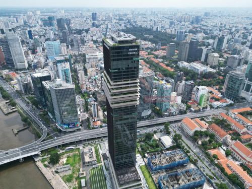 Bảng xếp hạng các tòa nhà cao nhất TPHCM đã thay đổi khi Saigon Marina IFC chính thức vượt qua Vietcombank Tower để chiếm lĩnh vị trí số 3 sau Landmark và Bitexco. Ngày 19-8-2025, Saigon Marina IFC được đưa vào vận hành. Tòa nhà với chiều cao 240 mét, gồm 55 tầng nổi và 5 tầng hầm, với tổng diện tích sàn hơn 106.000 m2, trong đó khoảng 87.000 m2 dành cho văn phòng hạng A, nằm ngay số 2 Tôn Đức Thắng.