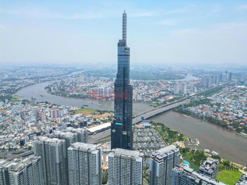 Landmark 81 – công trình từng giữ vị trí tòa nhà cao nhất Đông Nam Á tại thời điểm khánh thành, với chiều cao 461m, gồm 81 tầng. Landmark 81 không chỉ là một tổ hợp khách sạn, căn hộ và trung tâm thương mại cao cấp, mà còn được xem như biểu tượng mới của TPHCM trong giai đoạn phát triển hiện đại.