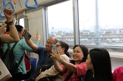 Không chỉ giúp rút ngắn thời gian di chuyển giữa khu Đông và trung tâm, metro số 1 còn tạo ra hành lang phát triển đô thị mới, thúc đẩy thương mại, dịch vụ và tái cấu trúc không gian dân cư dọc tuyến.