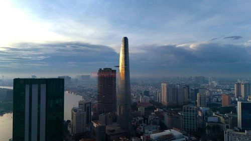 Trước đó, Bitexco Financial Tower cũng từng được xem là biểu tượng mở đầu cho giai đoạn đô thị hóa theo chiều cao của TPHCM. Với thiết kế lấy cảm hứng từ hình ảnh búp sen, có chiều cao 262m gồm 68 tầng.
