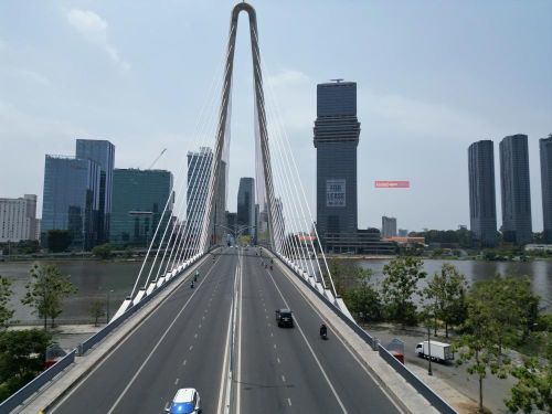 Cùng với đó, các công trình kết nối quan trọng như cầu Ba Son, cầu Phú Mỹ... đóng vai trò chiến lược trong việc mở rộng không gian đô thị theo hướng liên kết hai bờ sông Sài Gòn, đồng thời tăng cường kết nối khu trung tâm với khu đô thị mới Thủ Thiêm. Trong ảnh là Cầu Ba Son.