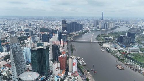 Không chỉ phát triển theo chiều cao, khu vực trung tâm còn được đầu tư chỉnh trang không gian công cộng, đặc biệt là khu vực ven sông Sài Gòn.