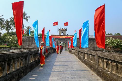 Du khách đến tham quan, viếng Anh hùng liệt sĩ tại Di tích lịch sử quốc gia đặc biệt Thành cổ Quảng Trị.