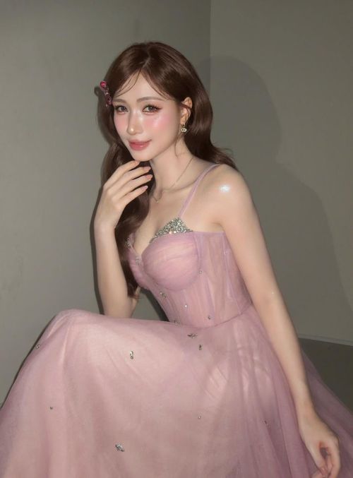 Hòa Minzy bất ngờ vướng tranh cãi vì ca khúc "Người Việt mình thương nhau". Ảnh: FBNV.