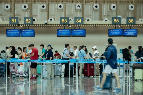  Cảnh đông đúc ở sân bay dịp lễ lớn khiến nhiều người trẻ ái ngại khi thực hiện chuyến đi xa. Ảnh minh họa: Phương Lâm.