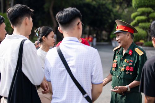  Không gian Dinh Độc Lập là sự gặp gỡ của nhiều thế hệ, từ trẻ nhỏ, học sinh, sinh viên đến người lớn tuổi. Mỗi người mang một cảm xúc riêng, nhưng đều chung niềm tự hào trong ngày lễ. 