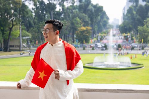  Minh Trọng (ngụ Đồng Nai) dậy từ 5h, di chuyển hơn 40 km để lần đầu đến địa điểm lịch sử này. “Ai cũng có một lá cờ trên tay, tôi thấy rất yêu nước và tự hào là người Việt Nam trong trang phục truyền thống”, anh nói. 