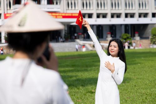  Trần Trang có mặt tại Dinh Độc Lập từ khá sớm, cùng gia đình diện áo dài truyền thống trong ngày lễ. “Tôi thường mặc áo dài cách tân, nhưng dịp này muốn quay về kiểu truyền thống. Mặc lên thấy tôn dáng, trẻ trung như thời còn đi học”, cô chia sẻ. 