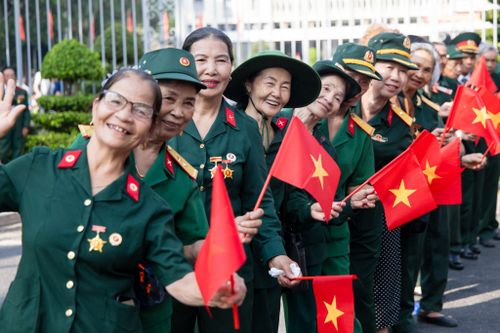  Các đoàn cựu chiến binh có mặt tại Dinh Độc Lập từ sáng sớm. Không ít người xúc động khi bất ngờ gặp lại đồng đội cũ ngay tại địa điểm lịch sử này. 