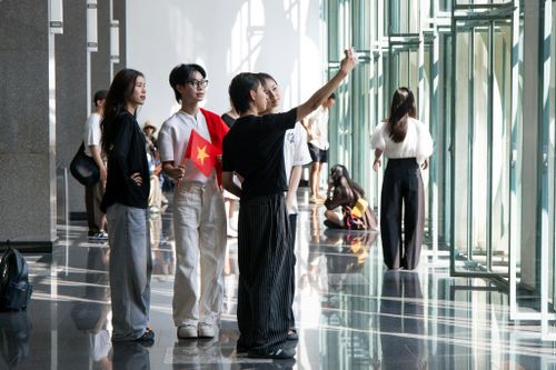  Dưới cái nắng gay gắt đầu hè, nhiều người che ô, đội nón, mang theo nước uống khi chờ vào cổng. Dù thời tiết oi bức, sự háo hức vẫn hiện rõ trên từng gương mặt. 