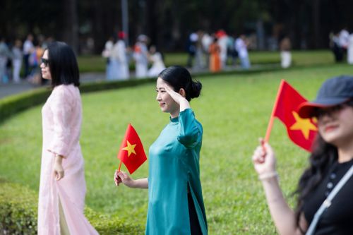 Bên cạnh áo dài trắng truyền thống, nhiều bạn trẻ cũng lựa chọn các kiểu áo dài cách tân, áo dài in họa tiết hoặc gam màu rực rỡ. 