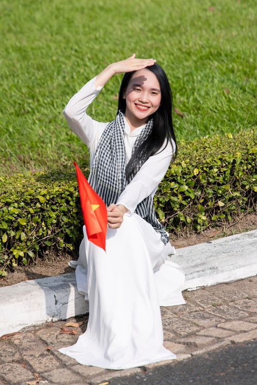  Cô giáo Mỹ Lệ chọn mặc áo dài trắng khác với trang phục đi dạy thường ngày khi đến Dinh Độc Lập. Nhìn về trục đường Lê Duẩn trước mặt, cô nhớ lại khoảnh khắc diễu binh kỷ niệm 50 năm ngày Giải phóng miền Nam, thống nhất đất nước (A50) năm ngoái, khi từng đoàn quân bước đều qua lễ đài, máy bay lướt ngang bầu trời, tạo nên bầu không khí hào hùng lan tỏa khắp trung tâm thành phố. “Cảm giác lúc đó rất đặc biệt, vừa tự hào vừa xúc động. Hôm nay mặc áo dài đến đây, tôi như được sống lại không khí ấy”, cô chia sẻ. 