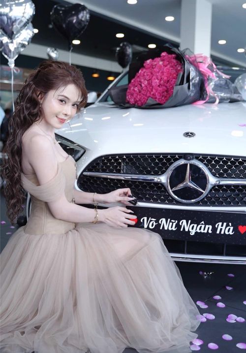 Ngoài ra, Hà Môi cũng thường xuyên chia sẻ về cuộc sống cá nhân trên mạng xã hội. Năm ngoái, cô thu hút sự chú ý khi khoe tậu ôtô của thương hiệu Mercedes-Benz, thực hiện nhiều clip liên quan và đăng tải trên kênh TikTok. Trong đó, mỹ nhân sinh năm 2003 và bố mẹ cùng xuất hiện tại buổi nhận xe, đánh dấu một cột mốc quan trọng trong cuộc đời cô.