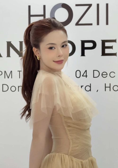 Bên cạnh công việc sáng tạo nội dung, livestream và tham dự sự kiện, Hà Môi còn kinh doanh chuỗi salon tóc. Tháng 12/2025, cô mở chi nhánh đầu tiên tại Hà Nội, vận hành song song với 2 salon ở TP.HCM. TikToker này cũng tham gia hoạt động sáng tạo nội dung quảng cáo cho thương hiệu, giúp chuỗi cơ sở làm tóc thu hút sự quan tâm từ khách hàng. Trong một clip đăng tải trên trang cá nhân, Hà Môi cho biết đã mở 2 cơ sở kinh doanh trong năm ngoái. Thành tựu này thu hút sự quan tâm, đặc biệt trong bối cảnh khách hàng ngày càng thắt chặt chi tiêu khi nền kinh tế trải qua nhiều biến động.