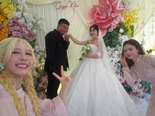  Dương Hoàng Yến cũng diện trang phục hồng "tông xuyệt tông" với Hậu Hoàng khi ăn cưới Mũi trưởng Long. 
