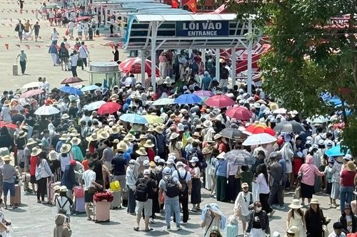  Du khách chờ lên tàu cao tốc tuyến Cảng Ao Tiên - Cô Tô sáng 30/4. Ảnh: Phòng Văn hóa - Xã hội Đặc khu Cô Tô. 