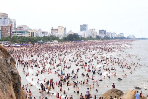  Càng về chiều, du khách càng đổ ra biển Sầm Sơn. Ảnh: Quỳnh Trang. 