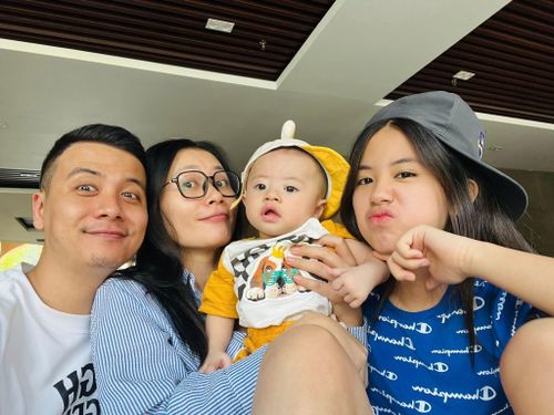 Diễn viên Thanh Hiền có lịch quay phim ở Cần Thơ vào đúng kỳ nghỉ lễ. Tuy nhiên, chồng và các con cô cũng tới địa điểm quay phim để ủng hộ nữ diễn viên. Thanh Hiền đón con thứ hai vào cuối 2025. Nữ diễn viên tâm sự cô hạnh phúc khi có ông xã tính cách hiền lành, chu đáo và năng lượng tích cực. Khi Thanh Hiền bận đi quay phim, ghi hình, anh tự tay chăm sóc, đưa đón con đi học.