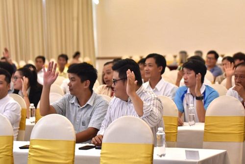 Các đại biểu biểu quyết thông qua việc đổi tên Liên đoàn Cờ TP.HCM