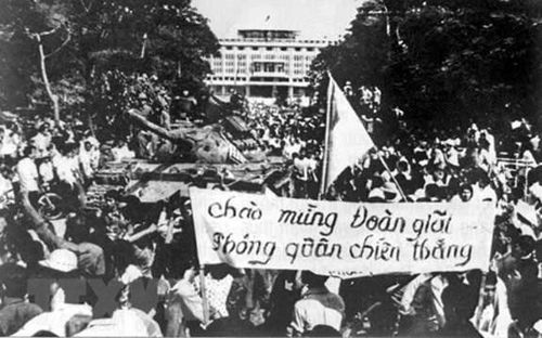 Nhân dân Sài Gòn đón chào Đoàn quân giải phóng trong ngày 30.4.1975 (Ảnh tư liệu)