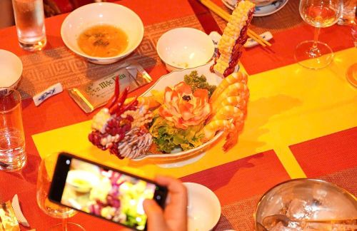 Món "Tôm ngự thuyền rồng" với cách bày biện và trang trí tinh tế. Ảnh: XĐ
