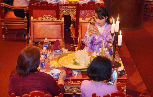 Du khách lưu lại hình ảnh món ăn tại chương trình. Trong ảnh là món "Nem công - Chả phượng". Ảnh: XĐ