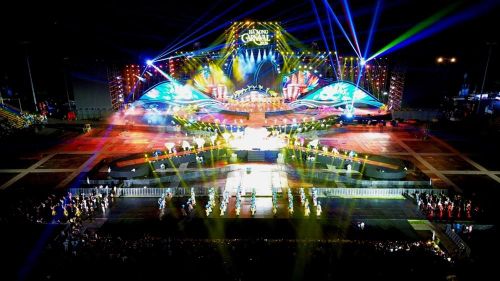 Không gian biểu diễn được tổ chức như một đại cảnh đa tầng