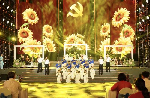 Liên khúc "Còn gì đẹp hơn - Thưa Đảng", do các ca sỹ Thành Tâm, Chính Hưng, Đăng Quân, Jack Long cùng các nhóm múa biểu diễn. Ảnh: Trung Tuyến - TTXVN