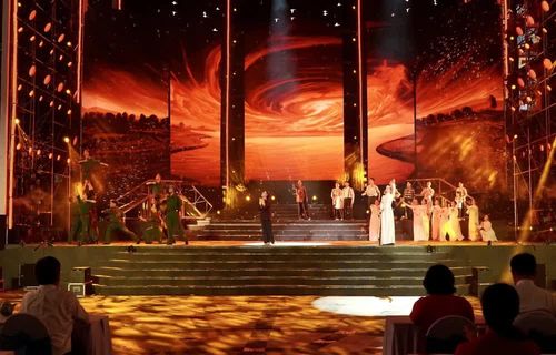 Ca khúc "Dòng sông phẳng lặng" do ca sỹ Võ Hạ Trâm cùng các nhóm múa biểu diễn. Ảnh: Trung Tuyến - TTXVN