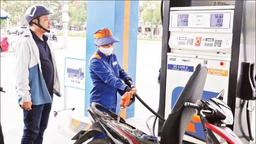 Khách hàng mua xăng trên đường Quang Trung, phường Trần Hưng Đạo, tỉnh Hưng Yên. (Ảnh: TTXVN)