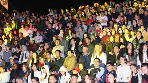 Đông đảo nhân dân và du khách tham dự khai mạc Lễ hội mùa hè Sa Pa 2026.