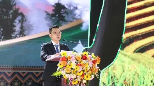 Đồng chí Nguyễn Phước Toàn, Phó Chủ tịch Ủy ban nhân dân phường Sa Pa phát biểu khai mạc Lễ hội mùa hè Sa Pa 2026.
