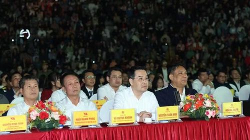 Các đại biểu tham dự lễ khai mạc.