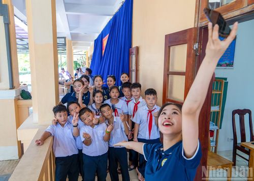 Buổi giao lưu văn nghệ tạo không khí phấn khởi, sự gắn kết giữa thành viên trong đoàn với cán bộ, chiến sĩ và nhân dân trên các đảo ở Trường Sa. Là kỷ niệm sâu sắc không bao giờ quên đối với những học viên còn rất trẻ của Học viện múa Việt Nam.